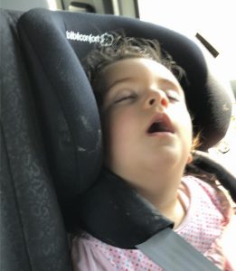 Bebe durmiendo en coche
