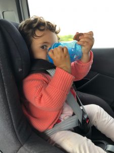 Bebe bebiendo en el coche